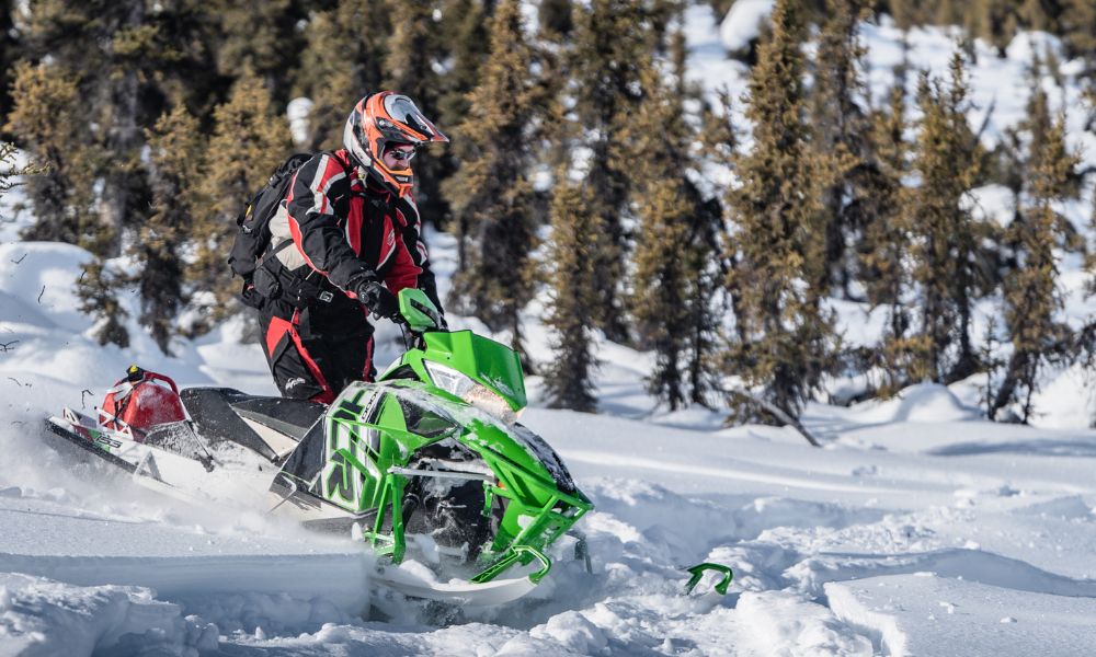 Difference Between Motorcycle Helmets and Snowmobile Helmets Peakboys